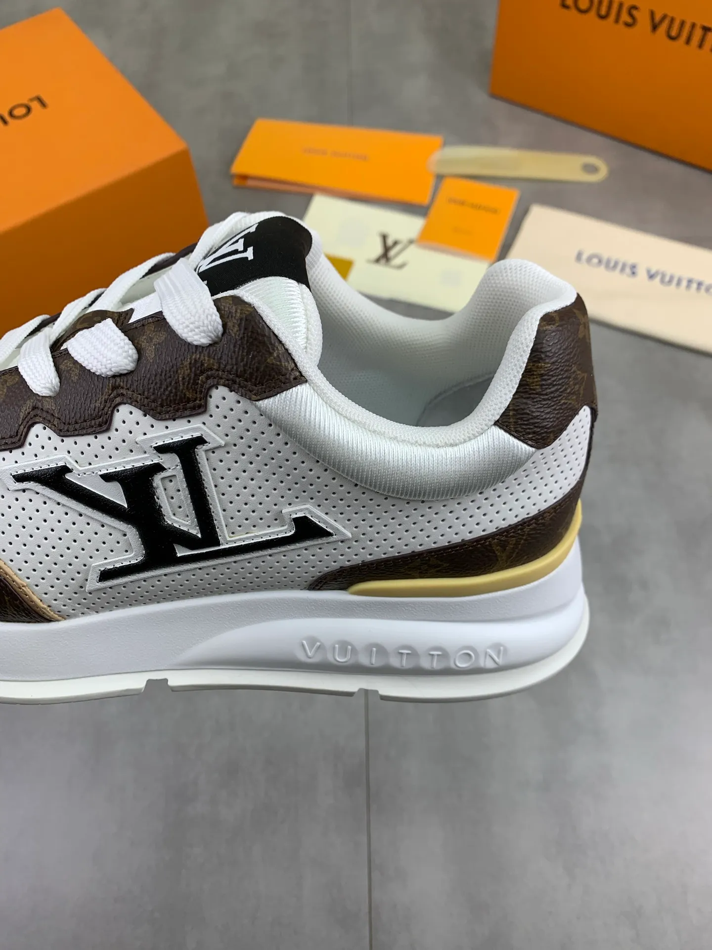 Factory price P700 💶 Top version [LOUIS VUITTON] Couple 🧑‍🤝‍🧑 Craftsman style Counter series (original order) New style 🍀LV Louis Vuitton - top version LV classic high-top trendy shoes! Made of imported original craft calfskin, original breathable lining, and original wear-resistant, lightweight, high-end TPU outsole! High quality products! 2️⃣ colors available, size: female 35-39, male 39-44 (female 40, male 45 46 customized)
